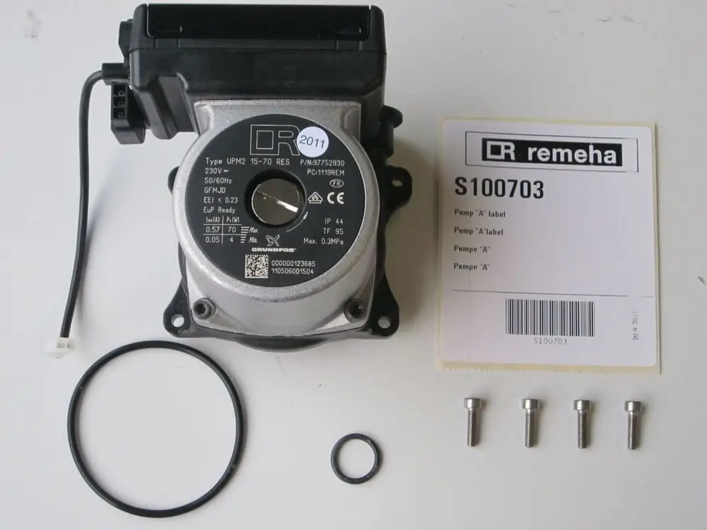 Remeha Pumpe mit Anschlusskabel, O-Ring und Schrauben. Auf dem Gehäuse sind technische Informationen und ein Typenschild angebracht.
